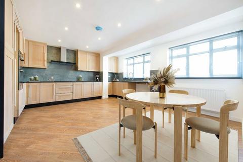 3 bedroom semi-detached house to rent, Ecclesbourne Gardens, London N13