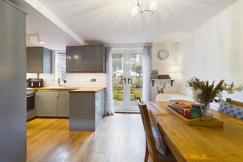 37 Kirk Road, Nottingham, NG3 6GX