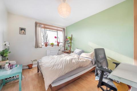 2 bedroom flat for sale, Bevin Court, Cruikshank Street, Islington, London