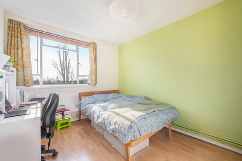 2 bedroom flat for sale, Bevin Court, Cruikshank Street, Islington, London