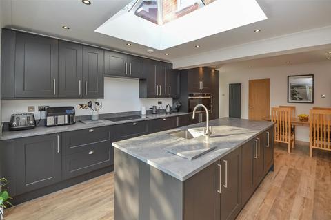 3 bedroom detached house for sale, Wendover Gardens, Brentwood