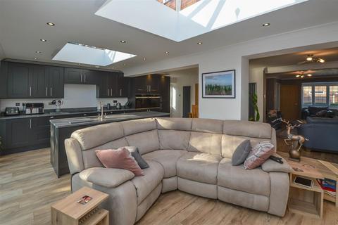 3 bedroom detached house for sale, Wendover Gardens, Brentwood