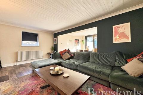 1 Courage Close, Hornchurch, RM11 2BJ