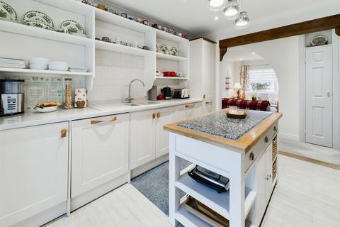25 Fairfield, Penperlleni, Pontypool, NP4 0AP