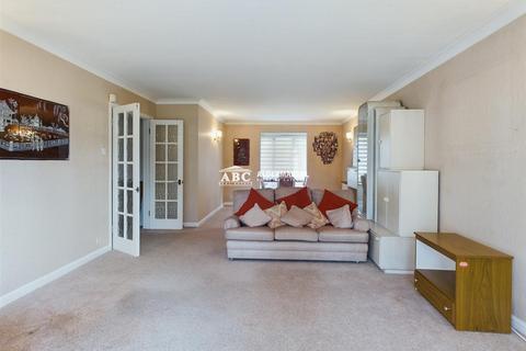 2 bedroom ground floor flat for sale, Goodwood Close, Stanmore