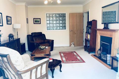 2 bedroom flat for sale, Mayfair Court, Stonegrove, Edgware HA8