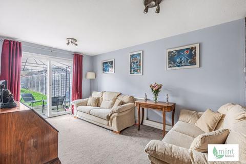 1 bedroom maisonette for sale, Tringham Close, Chertsey KT16