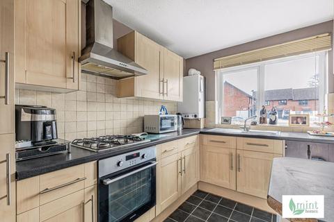 1 bedroom maisonette for sale, Tringham Close, Chertsey KT16