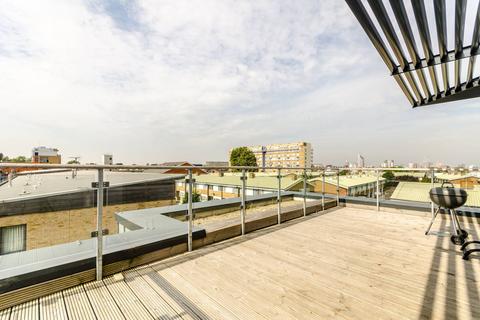 3 bedroom penthouse to rent, Coopers Road, Bermondsey, London, SE1