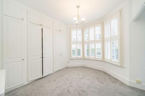 2 bedroom flat to rent, Larkfield Road, Richmond TW9