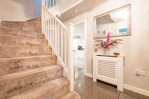87 Claremont Crescent, Rayleigh, SS6 9GZ