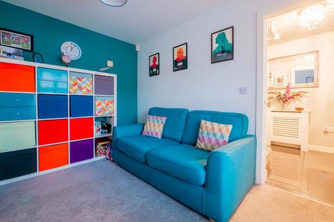 87 Claremont Crescent, Rayleigh, SS6 9GZ