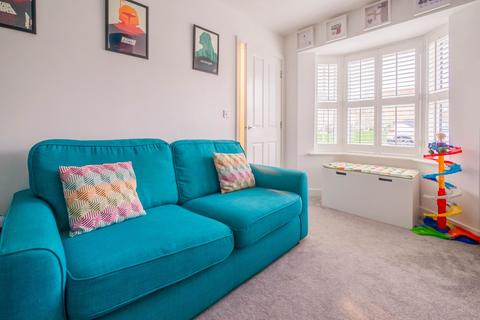 87 Claremont Crescent, Rayleigh, SS6 9GZ