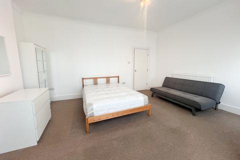 2 bedroom flat to rent, High Road Leytonstone, London, E11