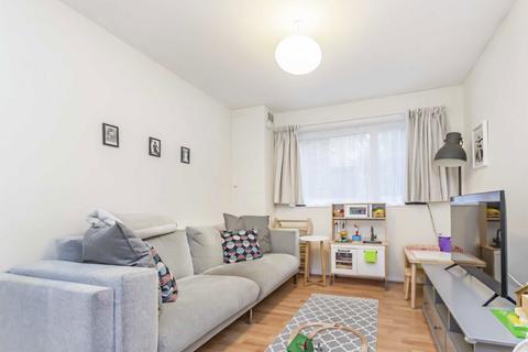 2 bedroom flat to rent, Albert Drive, London SW19