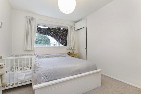 2 bedroom flat to rent, Albert Drive, London SW19