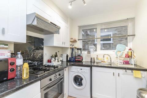 2 bedroom flat to rent, Albert Drive, London SW19