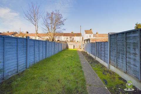 3 bedroom terraced house to rent, Waterloo Road, Gillingham, Kent, ME7