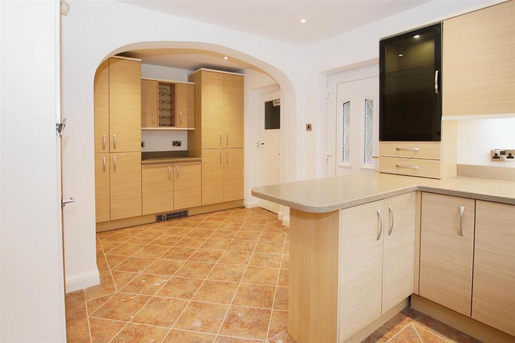 Open plan fitted kitchen/breakfast room
