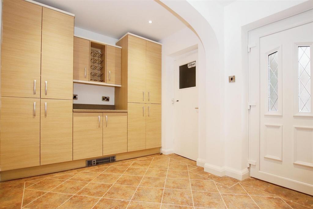 Open plan fitted kitchen/breakfast room