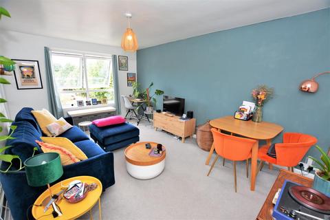 24 Singleton Close, London, SW17 9JY