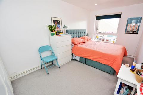 24 Singleton Close, London, SW17 9JY