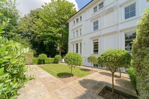 2 bedroom flat for sale, Oak Hill Park, Hampstead, London