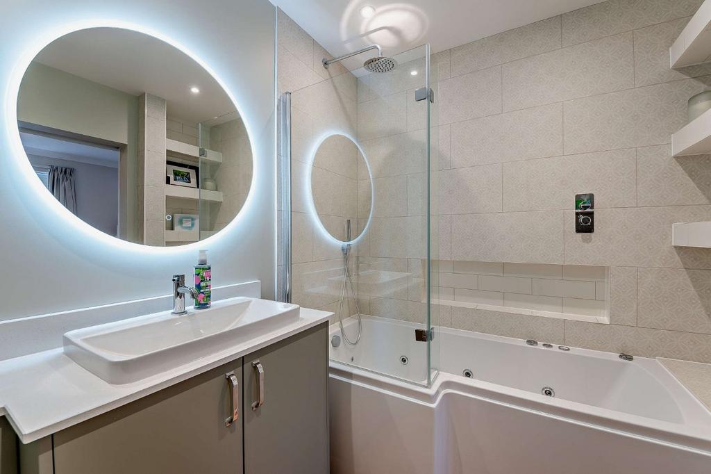 Bedroom 5 Ensuite