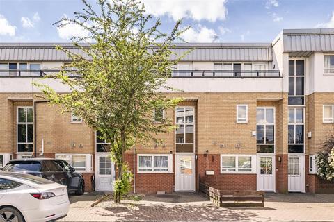 3 bedroom terraced house to rent, Elderberry Way, London