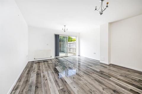 3 bedroom terraced house to rent, Elderberry Way, London