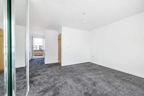 3 bedroom terraced house to rent, Elderberry Way, London