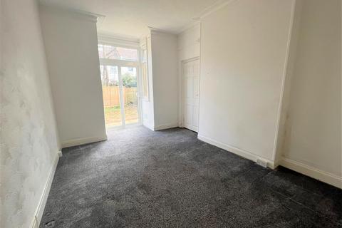 1 bedroom ground floor flat to rent, Beedell Avenue, Westcliff-On-Sea