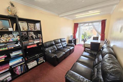 3 bedroom terraced house for sale, Hart Grove, Southall, Greater London, UB1