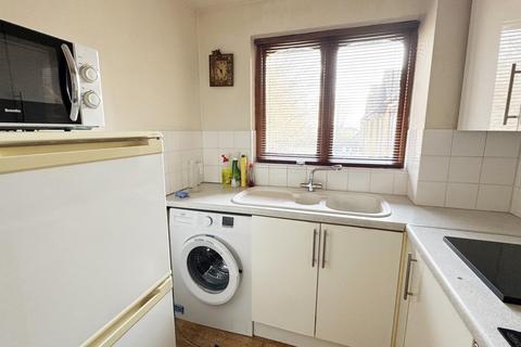 1 bedroom flat to rent, Gartons Close, Ponders End, EN3