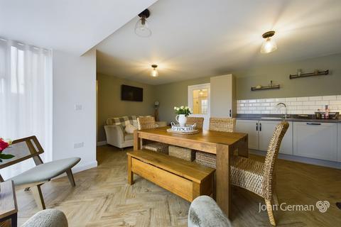2 Kingstone Road, Uttoxeter, ST14 8WH