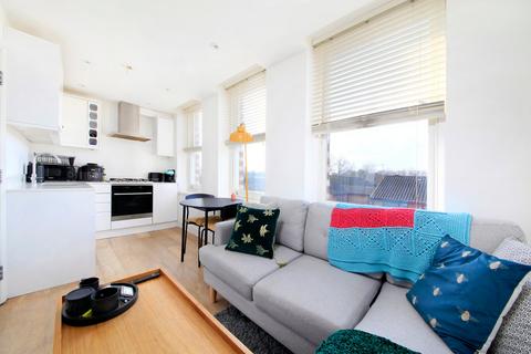 1 bedroom flat for sale, Chivalry Road, London