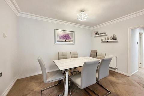 3 bedroom flat for sale, Lodge Close, Edgware, HA8