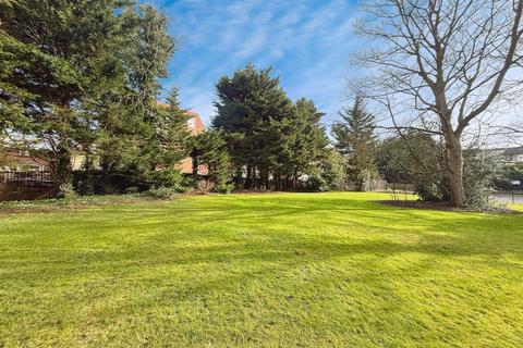 3 bedroom flat for sale, Lodge Close, Edgware, HA8