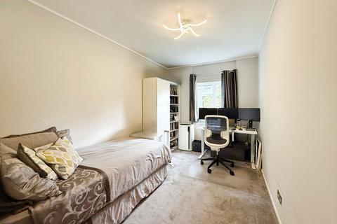 3 bedroom flat for sale, Lodge Close, Edgware, HA8