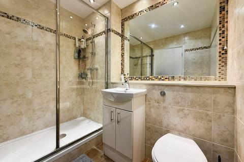 3 bedroom flat for sale, Lodge Close, Edgware, HA8