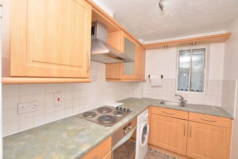 2 bedroom apartment to rent, Hurworth Avenue, Slough