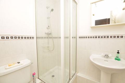 2 bedroom apartment to rent, Hurworth Avenue, Slough