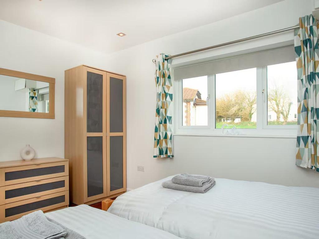 Bedroom wonkey donkey 4