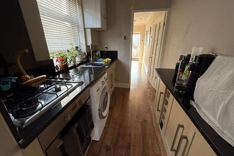 4 bedroom semi-detached house to rent, North Hyde Road, Hayes, UB3