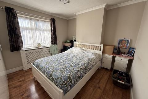 4 bedroom semi-detached house to rent, North Hyde Road, Hayes, UB3