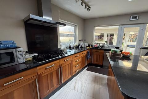 8 bedroom detached house to rent, North Hyde Road, Hayes, UB3