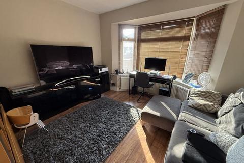 4 bedroom semi-detached house to rent, North Hyde Road, Hayes, UB3