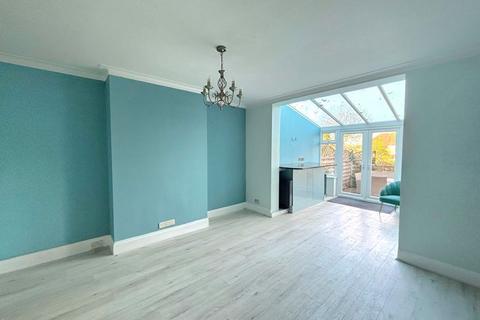 4 bedroom semi-detached house to rent, Winkworth Road, Banstead