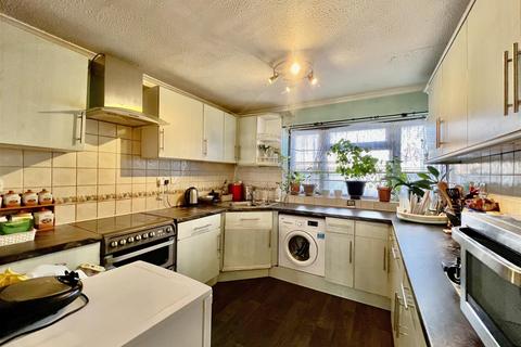 3 bedroom terraced house to rent, Midsummer Avenue, Hounslow TW4