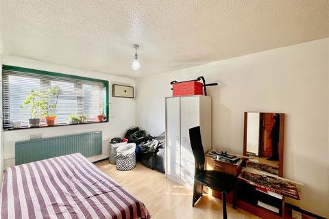 3 bedroom terraced house to rent, Midsummer Avenue, Hounslow TW4